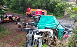 Duas pessoas ficam feridas em tombamento de caminhão em Guaraciaba