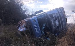 Caminhão carregado com sementes de milho tomba na SC-161 em Anchieta