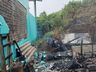 Bombeiros combatem incêndio em depósito de madeira