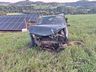 Carro 'voa' após sair da pista e quase atinge pedestre em rodovia de SC