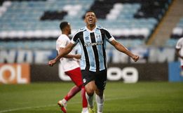 Grêmio goleia o Bragantino e continua com sonho vivo de sair do rebaixamento