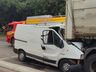 Idoso fica ferido em colisão traseira entre van e carreta em Maravilha