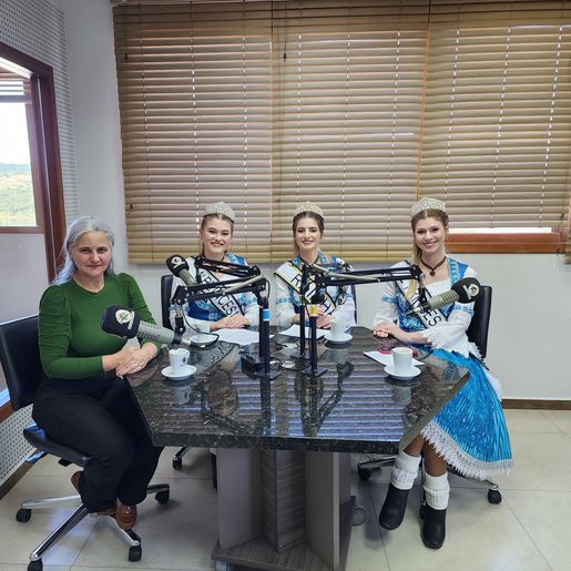 Soberanas de São João do Oeste visitam a Rádio Itapiranga 