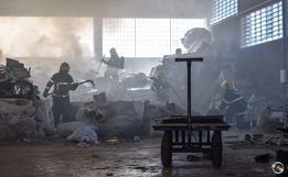 VÍDEO: Incêndio destrói materiais recicláveis da ACOMAR 