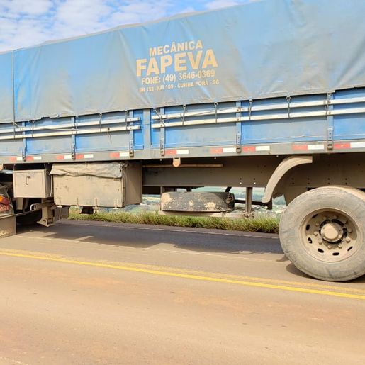 Pneus se desprendem de carreta e atingem casa em Iporã do Oeste 