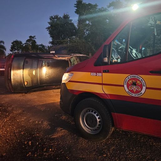 Mulher perde o controle e capota carro no interior de Mondaí