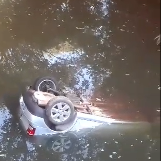 Homem morre após veículo que conduzia cair de ponte na região