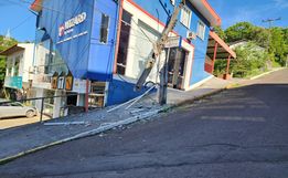 Colisão de caminhão em poste deixa parte da cidade de Itapiranga sem energia 
