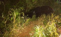 Carro com duas pessoas sai da pista e cai em meio a vegetação na SC-305