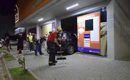 Veículo invade loja desativada em São Miguel do Oeste