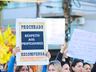 Servidores municipais fazem novo protesto na frente da prefeitura