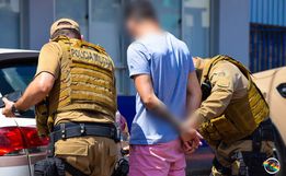 Após denúncia de violência doméstica, homem é detido com drogas e dinheiro 