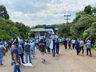 Produtores de leite fazem protesto e fecham fronteira com a Argentina