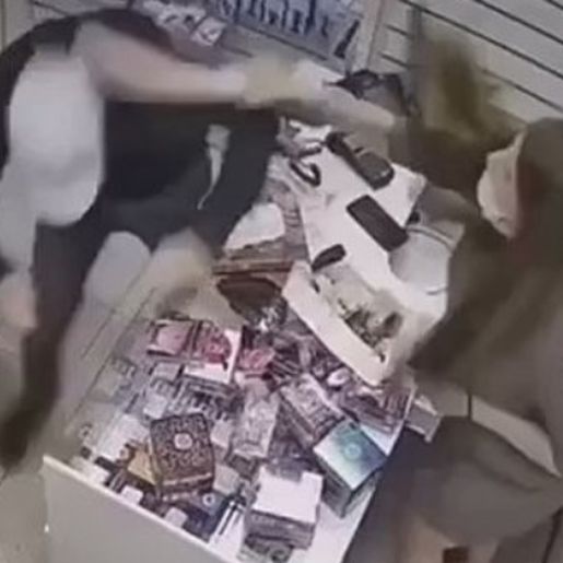 VÍDEO: Ladrão tenta assaltar sex shop e apanha com genitália de plástico