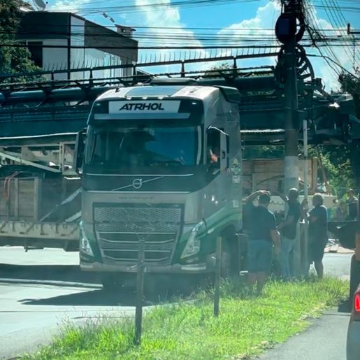 Carreta com colheitadeira bloqueia cruzamento no centro de SMO 