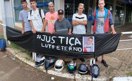 Motociclistas fazem protesto e pedem justiça após morte de jovem