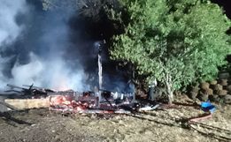 Duas residências são destruídas por incêndios durante a madrugada na Região