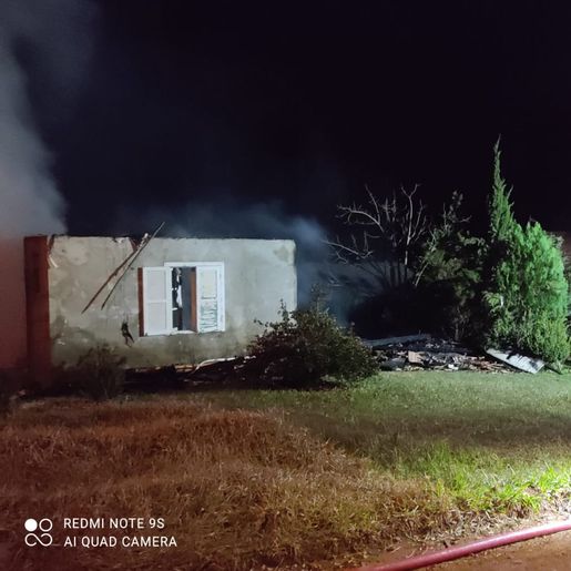 Incêndio destrói residência no interior de São José do Cedro