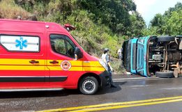 Motorista cochila ao volante e caminhão tomba na SC-161 em Romelândia