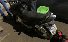 Colisão entre carro e moto deixa mulher ferida na Willy Barth 