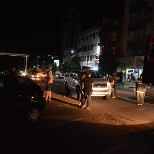 Embriagado e fora da faixa homem bate em camionete 