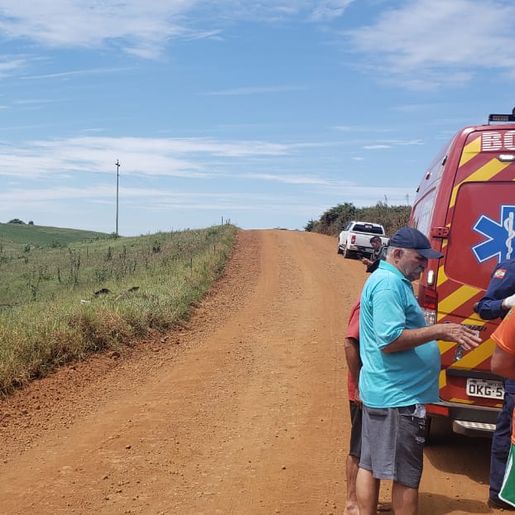 Motorista sofre escoriações em capotamento no interior de São José do Cedro