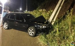 Condutor perde controle e colide carro em poste em São Miguel do Oeste
