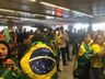 Bolsonaro chega ao Brasil com esquema de segurança e apoiadores no aeroporto