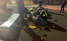 VÍDEO: Casal fica ferido após colisão entre carro e moto em SMOeste