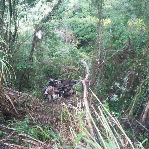 Tombamento de caminhão mobiliza bombeiros em SJCedro