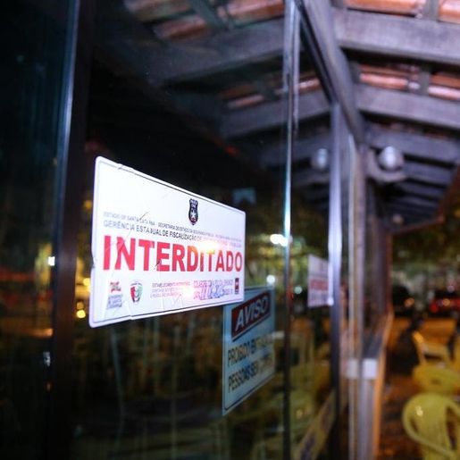 Polícia interdita estabelecimento por descumprir decreto municipal