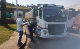 Polícia Federal apreende caminhão carregado com 16 toneladas de feijão da Argentina