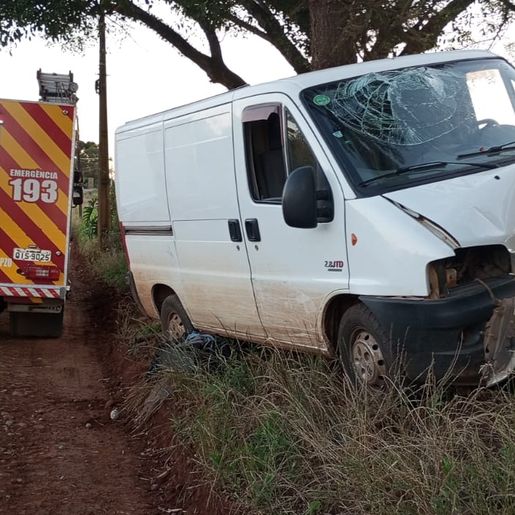 Homem fica ferido ao colidir veículo contra árvore em Pinhalzinho