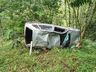 Carro capota em ribanceira de 50 metros após saída de pista em Mondaí