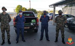 Bombeiros de Iporã do Oeste recebem doação de motor de barco da Polícia Militar Ambiental