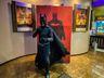 Jovem fantasiado de Batman assiste filme no Cine Peperi; fotos