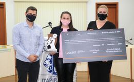 Concurso de oratória premia alunos com bolsas de estudo