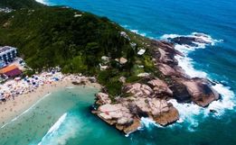 Jovem morre e outra fica ferida após caírem de costão em praia 