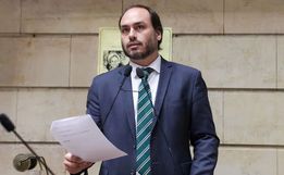 Carlos Bolsonaro oficializa renúncia e inicia trajetória para concorrer ao Senado por SC