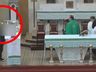 Homem entra em missa e ameaça padre com lança em Santa Catarina