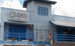 Homem realiza obra com materiais da construção do vizinho