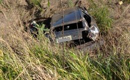 Saída de pista deixa motorista gravemente ferido em Anchieta