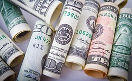 Dólar fecha abaixo de R$ 5 e atinge o menor valor em dez meses