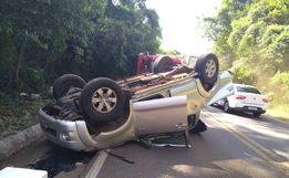 Condutor perde controle da direção em curva e capota Hilux 