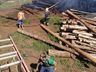 Bombeiros trabalham por mais de 3h no combate a incêndio em pilhas de madeira