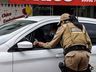 Polícia Militar realiza panfletagem em alusão a campanha “Eles por Elas”