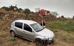 Veiculo sai da pista na SC-305 em Campo Erê