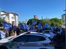 Debate de candidatos a prefeito reúne eleitores com bandeiras e carro de som em frente à Rede Peperi