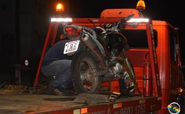 Motociclista sofre ferimentos após colidir contra canteiro em SMOeste