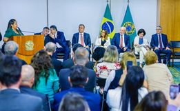 Lula assina projeto de lei que garante verba para piso da enfermagem